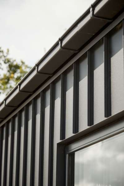 Erweiterung aus Stahl und Holz verschafft der Risskover Bibliothek zusätzlichen Raum „zum Ausleihen“, Risskover Bibliothek - Fortebakken 1, 8240 Risskov, Dänemark